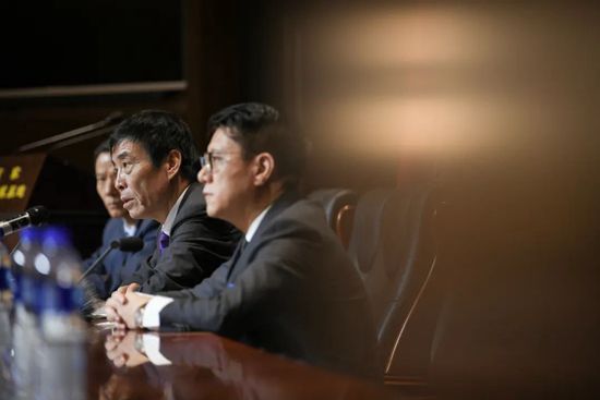 奥斯梅恩因那不勒斯在社交媒体上发布对他不利的视频，本赛季一度和该俱乐部关系紧张，据悉他本人对转会切尔西持开放态度。